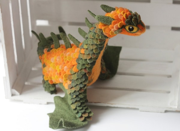 4. Алена делает 1-2 дракончиков в неделю, так как работа с фетром очень кропотлива и требует большого количества времени.