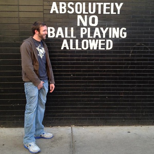 4. "Играть с мячами запрещено"