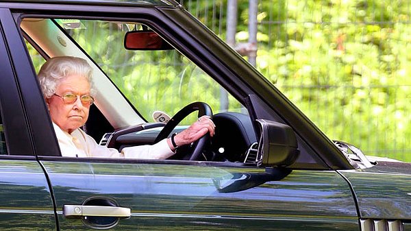 1. Kraliçe Elizabeth, ziyaretinde Suudi Arabistan Kralı Abdullah'ın etrafında araba kullanarak onu kendi deyimiyle 'terörize' etmişti.