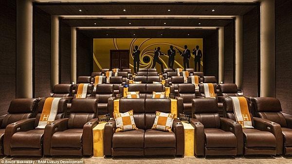 James Bond temalı, 40 kişilik sinema salonu ise toplamda 2 milyon dolara mal olmuş! Koltuklar İtalyan derisinden yapılma ve geriye yatırılabiliyor.