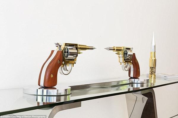 Gale Hart'ın ateşli silah temalı sanat eserlerinden birkaç tane daha var evde.