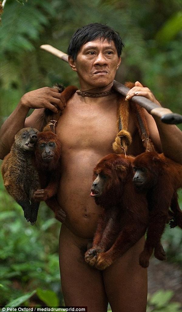 Bu fotoğrafları çeken İngiliz fotoğrafçı Pete Oxford bu kabilenin içinde bulunduğu doğa ile uyum içinde yaşadığını söylüyor.