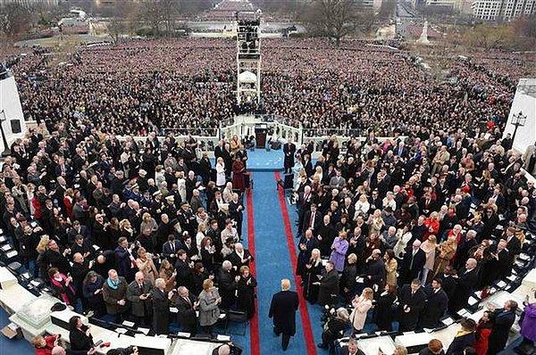 Trump, büyük bir kalabalığın toplandığı tören alanına geldi