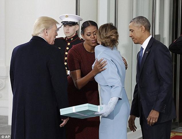 She went on to say about the Obamas: 'They were aware that she was nervous and so they give her a warm smile and help her.'