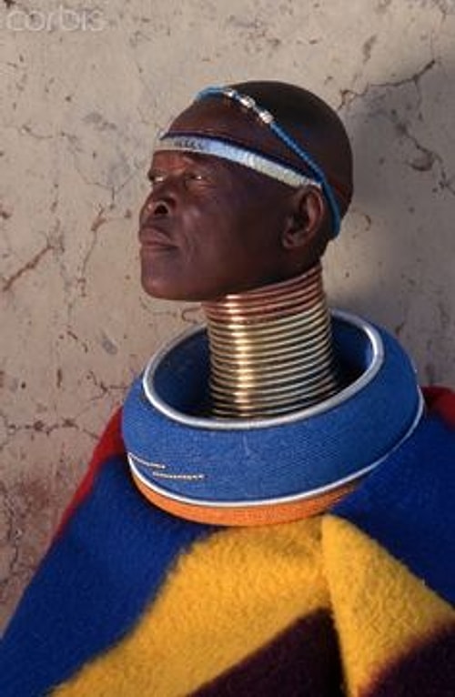 1300 yıllarında Asya'da kadınların güzellik için kullandığı boyun halkaları Afrika'da evli kadınların statüsünü belirliyordu.