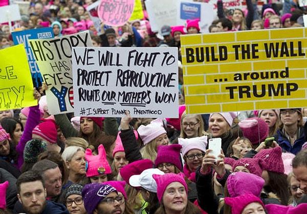 Amerika'da kadınların çoğu protestonun teması olarak pembe renkli başlıklar takmayı seçtiler.