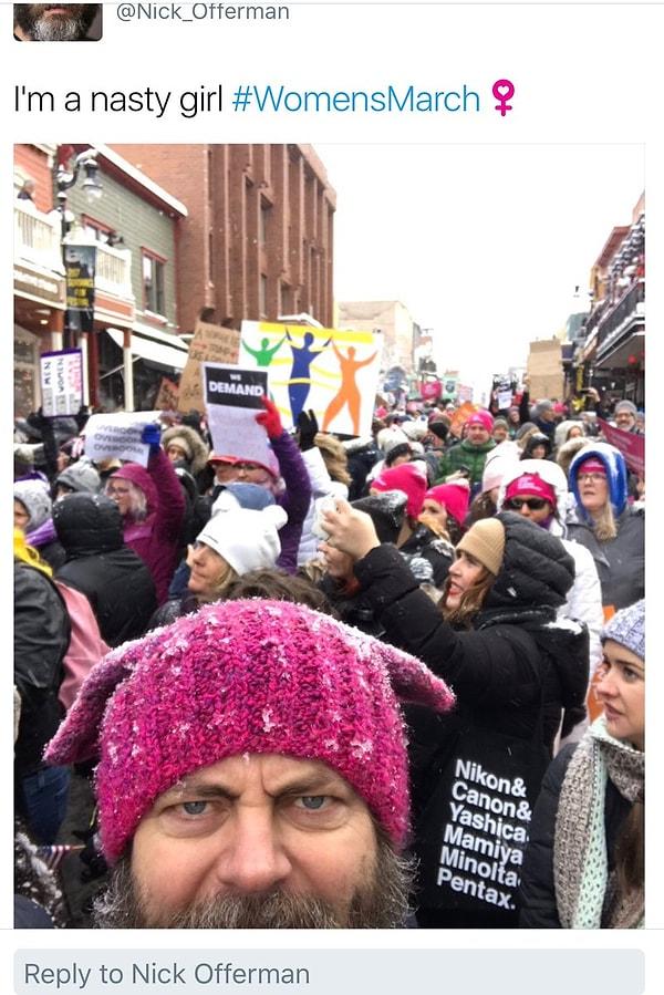 Erkekler de kadınlarla dayanışma halinde: Nick Offerman "ben edepsiz bir kızım" açıklamasıyla pembe bereli fotoğrafını Twitter'dan paylaştı.