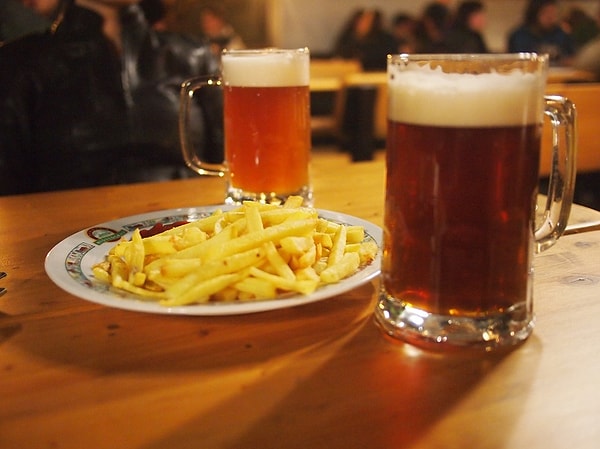 2. Любители тихо посидеть в углу за рюмочкой после тяжелого рабочего дня.