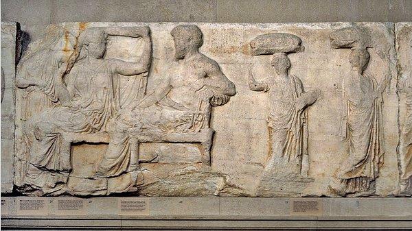 Lewis Chessmen ve kedi mumyaları, Elgin Mermerleri ve Akrapolis'teki Athena Tapınağı'ndan bazı eserler ile başka önemli parçalar gezilebilir durumda.