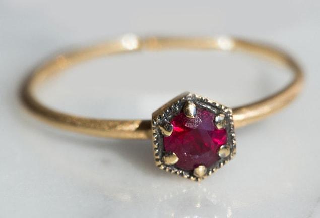 4. This scarlet ruby that looks like it has been passed on to many generations already! 😍💍