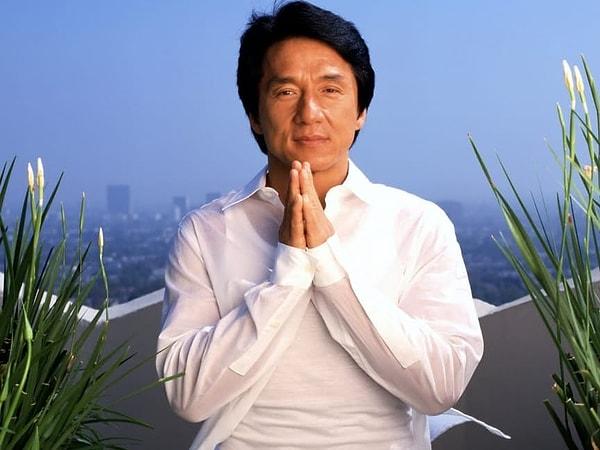 6. Jackie Chan'in dövüş sahnesi olmayan tek filmi, evli bir kadınla ilişki yaşayan adamı canlandırdığı "All in Family" adlı erotik filmdir.