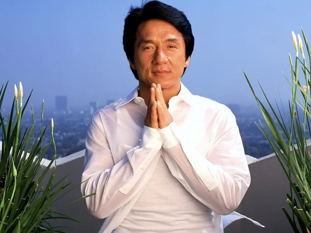 Jackie Chan'in dövüş sahnesi olmayan tek filmi, evli bir kadınla ilişki yaşayan adamı canlandırdığı "All in Family" adlı erotik filmdir.