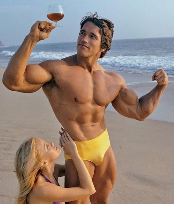 3. "Terminator" filmiyle bilinen Arnold Schwarzenegger ise show dünyasında yer almadan önce güzel fiziği ile gay dergilerinde müstehcen pozlar veriyordu.