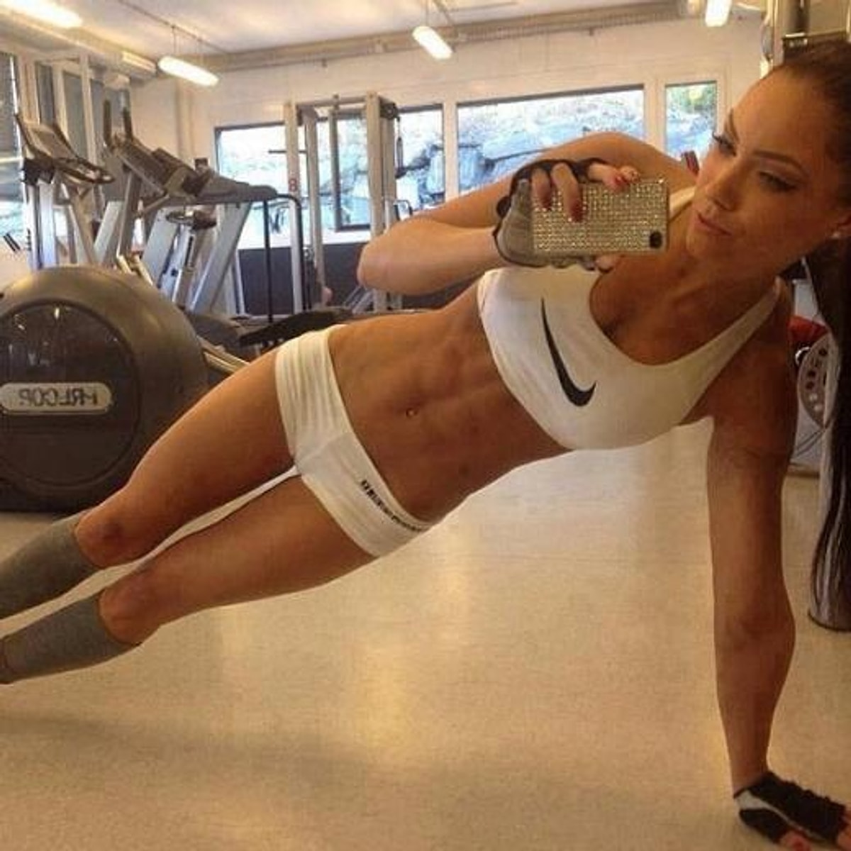 Спортивный образ для девушки. Фото девушек которые занимаются. В чем ходить на фитнес. Поддерживать физическую форму. Две подружки в спортивной форме.