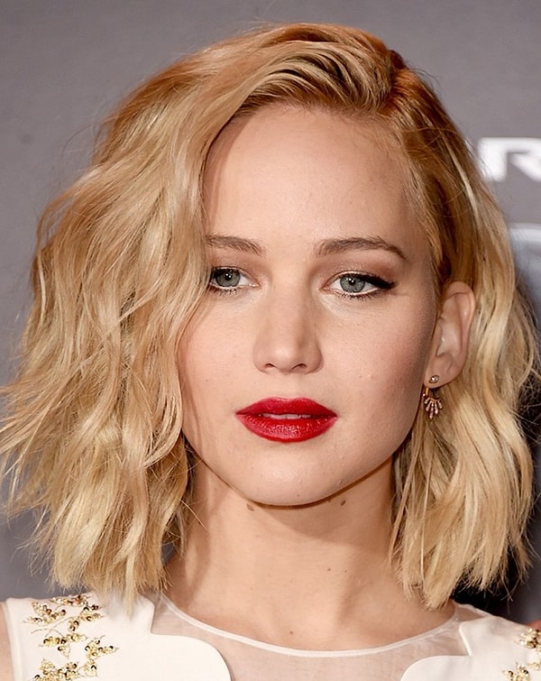 Он прекрасно смотрится и на прямых, и на завитых волосах.