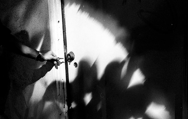 Durumu hiçbir şekilde anlatmadan güvenliğe yüklü miktarda rüşvet vererek güvenlik kameralarına eriştin. Tüm oteli izlerken birden birinin ateşi başlattığını gördün, hemen görevlileri alarma geçirdin ve o bölgedeki ateş söndürüldü. Sonrasında da rahat kafayla boş olan odaların listesini aldın ve hepsini tek tek kontrol ederek kilitli kalan kişiyi buldun; ancak çoktan ölmüştü. Telefon çalmaya başladı. "Tebrikler, kimseye durumu anlatmadan akıllıca bir çözüm üretebildin, ama maalesef aslında çoktan öldürmüştüm. Her neyse, yeni ilde görüşmek dileğiyle" dendi ve telefon kapandı.