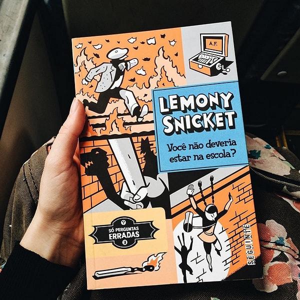 8. Bir de Lemony Snicket'ın çocukken Gönüllü İtfaiye Takımı'nda yaşadıklarını anlatan yepyeni bir seri var: "All the Wrong Questions"