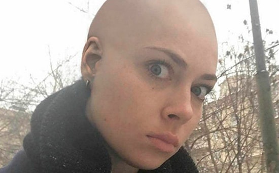 Настасья Самбурская на спор побрилась налысо