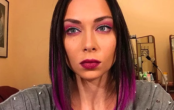 1. В последнее время за изменениями в образе звезды не уследить: то она красит волосы в фиолетовый...