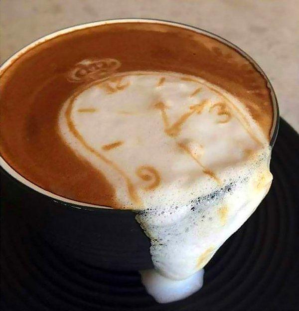 3. Dali ilhamlı kahve sanatı.