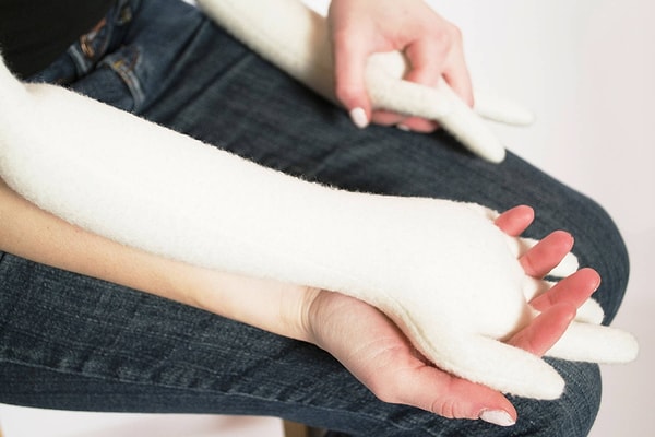 5. Дело в том, что многие дети, страдающие аутизмом, не любят обниматься, но психологически нужда в успокаивающих прикосновениях остается.