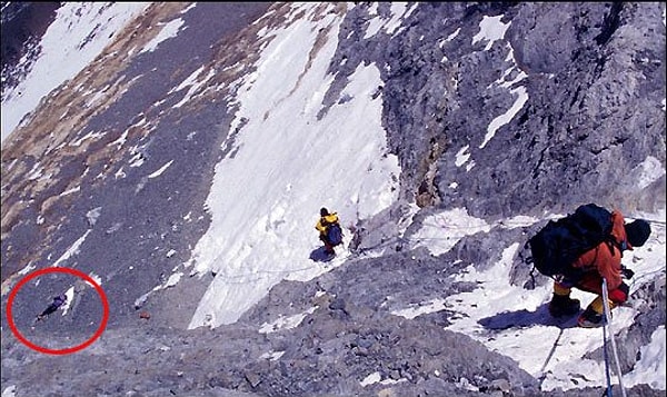 Двое других альпинистов смогли спуститься к ней, но Френсис уже не могла идти самостоятельно