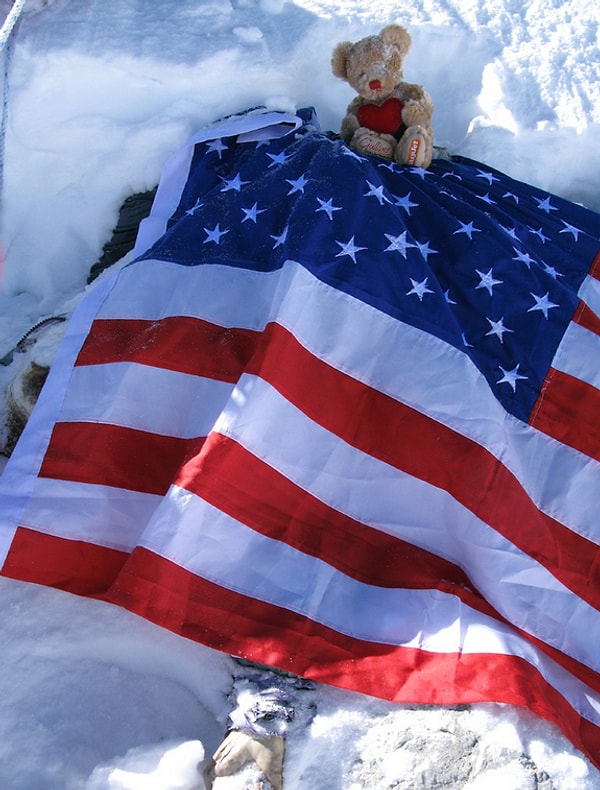 Чувствуя огромное раскаяние, они решили вернуться спустя 8 лет, чтобы накрыть ее тело американским флагом