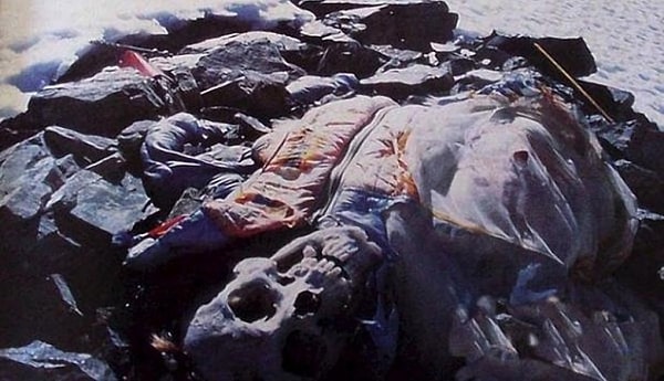 10. Это предполагаемый труп самого первого альпиниста, покорившего Эверест, который погиб на спуске