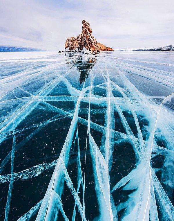 2. ''Baykal Gölü 600 kilometre uzunluğunda ve üzerindeki buzun kalınlığı 2 metreye kadar varıyor.''
