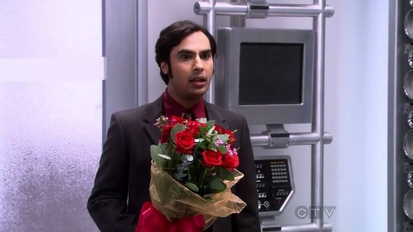 8. Неспособность Раджа общаться с женщинами, если только он не пьян, списали со старого коллеги продюсера Билла Прэди, который работал с ним в компьютерной компании.