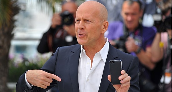 Девушки, помогите вычислить лысого парня 🙏