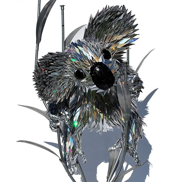 1. Шон Эвери создает свои скульптуры посредством склеивания кусочков CD дисков