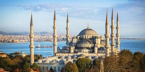 18. İstanbul'un nüfusu, New York City, Paris ve Berlin şehirlerinin toplamında yaşayan insan nüfusundan daha yüksek.