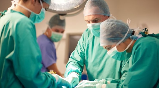 Почему хирургическая форма зеленого и синего цвета?