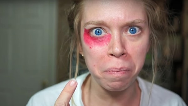 7. Использование красной помады в качестве консилера