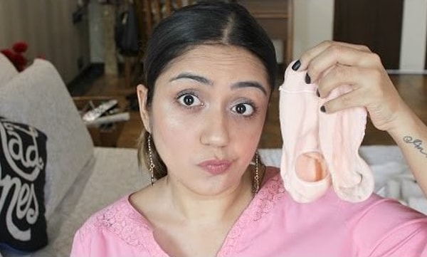 1. Использовать носок вместо спонжа для макияжа.