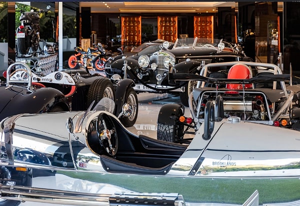 Коллекция автомобилей и мотоциклов на 30 миллионов долларов явно не будет лишней в таком доме