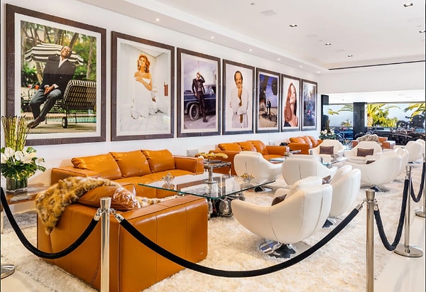 130 коллекционных художественных инсталляций украшают стены особняка