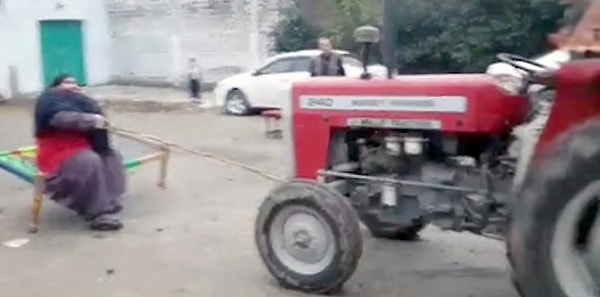 6. Но самое интересное, что пакистанский богатырь способен одной рукой перетянуть на себя трактор