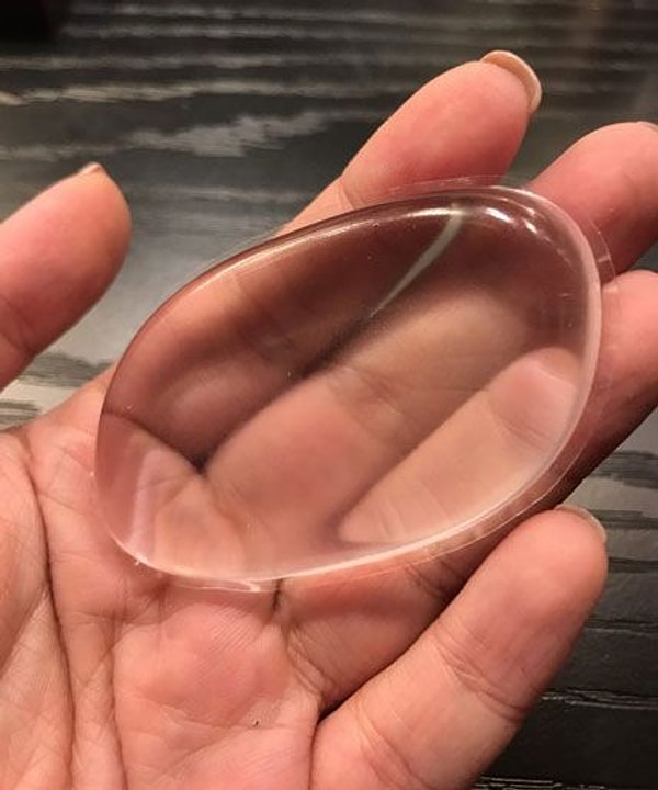 4. Пользуемся силиконовым спонжем для тонального крема.