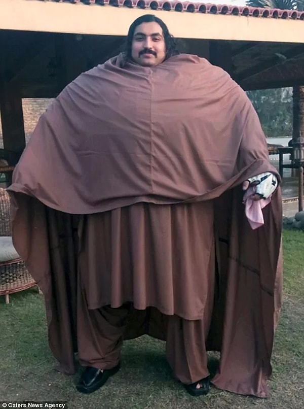 3. Чтобы оставаться в форме и быть выносливым, Арбаб каждый день ест невероятно огромное количество еды. На один только завтрак он съедает 38 яиц. За день он поглощает 4 кг мяса и выпивает 5 литров молока