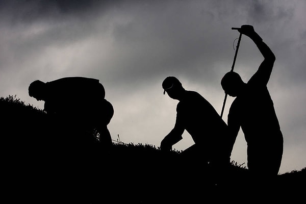 Убийство Эдварда Эванса, семнадцатилетнего помощника инженера, которого Брэйди пригласил к себе домой (Хиндли наблюдала за происходящим из машины), стало последним в этой цепочке.