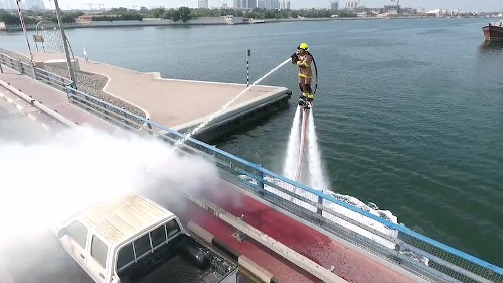 Dubai'de İtfaiyeciler Yangına Jetpack ile Müdahale Edecek!