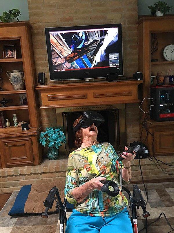 3. Hayatında ilk kez sanal gerçeklik oyunu oynayan büyük annem. Yaşadığını hissetmek için ne kadar da güzel bir yaş!