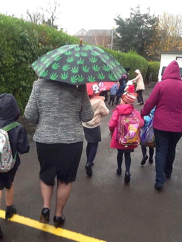 11. Torununu okula götürürken bile subliminal mesajlı şemsiye taşıyan 70 yaşındaki büyük anne 😂