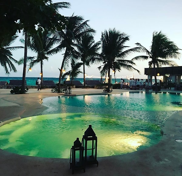 1. В первый день молодожены и их гости развлекались на берегу океана.