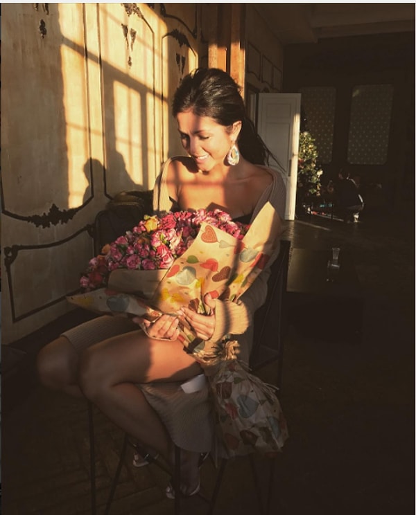 4. Мужчина задаривает девушку подарками и цветами и, кажется, они оба более чем счастливы в отношениях.