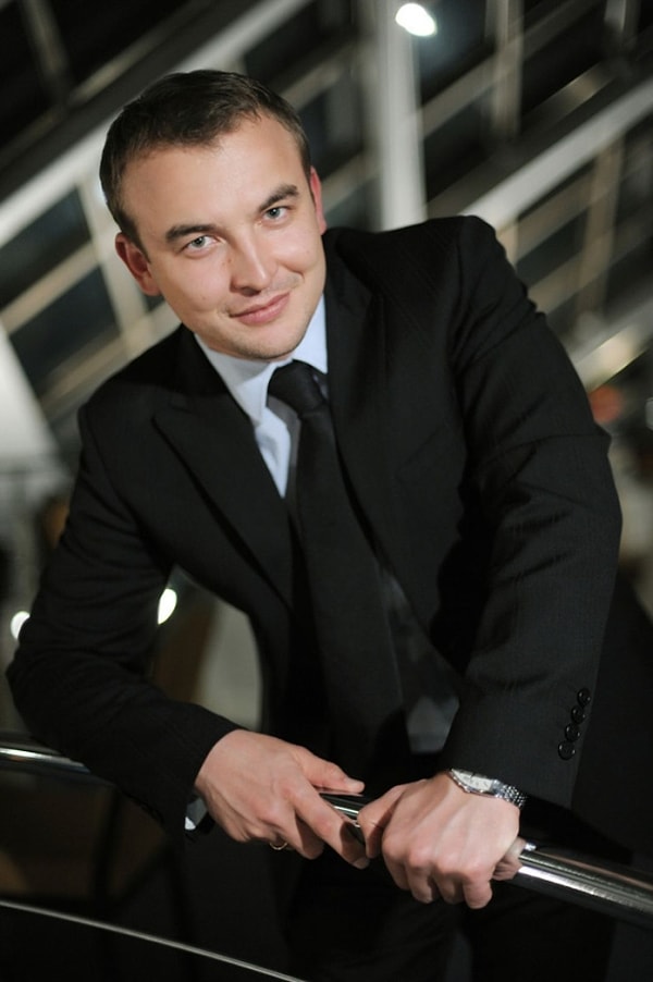 6. Мужчина – уроженец Казани, а поэтому вынужден сейчас жить на три города: Казань, Москву и Лозанну в Швейцарии, где сейчас расположена штаб-квартира его организации.