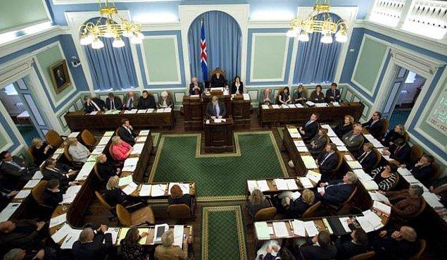 Kadın parlamento üyelerinin de devreye girmesiyle ücret eşitliğini getiren yasa 1 Ocak'tan itibaren geçerli olmak üzere yürürlüğe girdi.