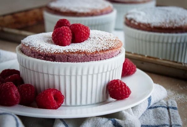 Sufle kaplarını fırçayla yağlamanız gerekir.